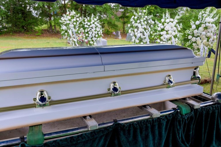 Inhumation d'un proche, les démarches essentielles à connaître